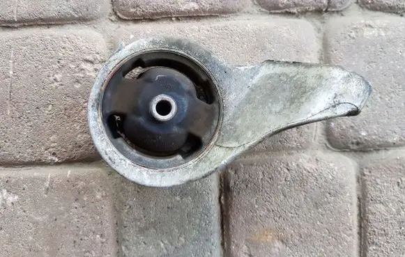 Hyundai Santa Fe Engine mount bracket