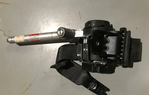 Volvo XC70 Rear seatbelt 39821969