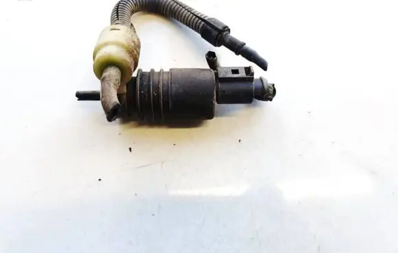 Volkswagen Golf IV Windscreen/windshield washer pump