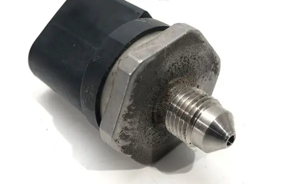 Volkswagen Golf VII Fuel pressure sensor 06J906051F