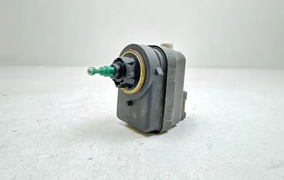 Headlight level adjustment motor