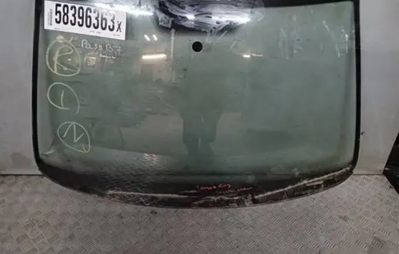 Volkswagen PASSAT B7 Front windscreen/windshield window 58396363X