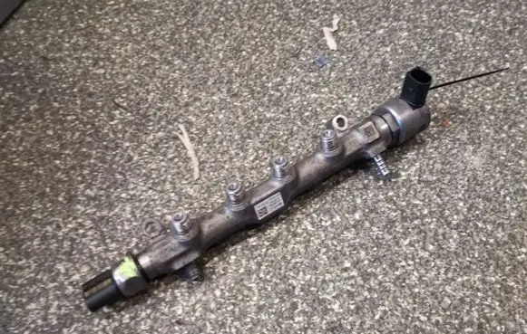 Volkswagen Touran III Fuel main line pipe 04L089G