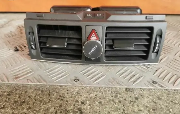 Mercedes-Benz C W204 Dash center air vent grill A2048305854
