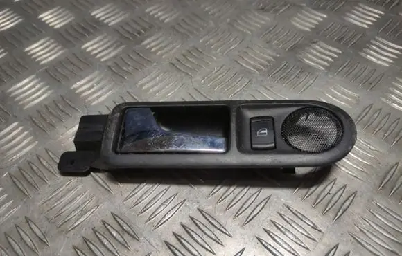 Volkswagen PASSAT B5 Front door interior handle 3B0839113