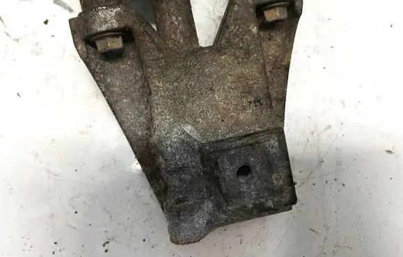 Engine mounting bracket