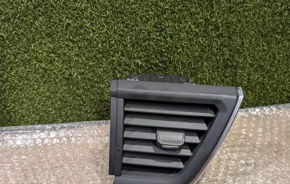 Renault Trafic III (X82) Dashboard side air vent grill/cover trim 687508261R 687601409R