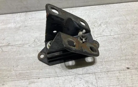 Engine mount vacuum valve
