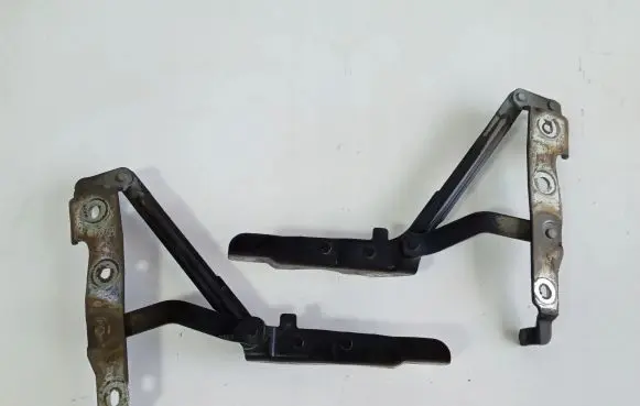 Ford Mustang V Tailgate hinge 