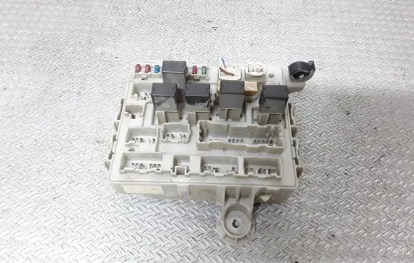 Toyota Previa (XR30, XR40) II Fuse module 8922128040