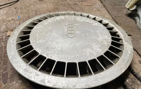Audi 100 S4 C4 R14 wheel hub/cap/trim 154940 443601147A