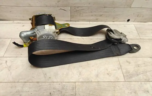 Toyota Corolla Verso E121 Front seatbelt 0431058