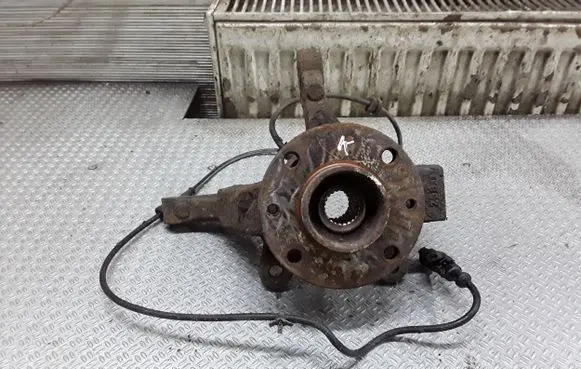 Nissan Note (E11) Front wheel hub spindle knuckle