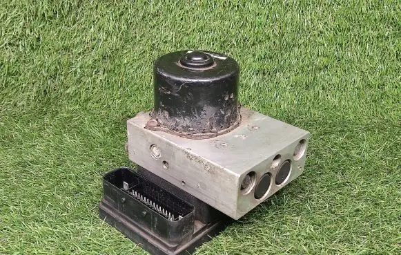 Ford Focus ABS Pump 2M512C285AD