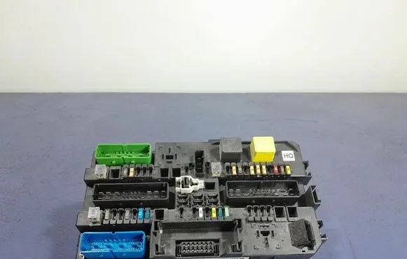 Opel Zafira B Fuse box set 13220831