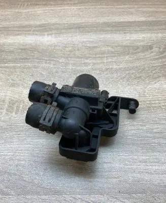 BMW 5 E60 E61 Coolant heater control valve 6920226 1147412174