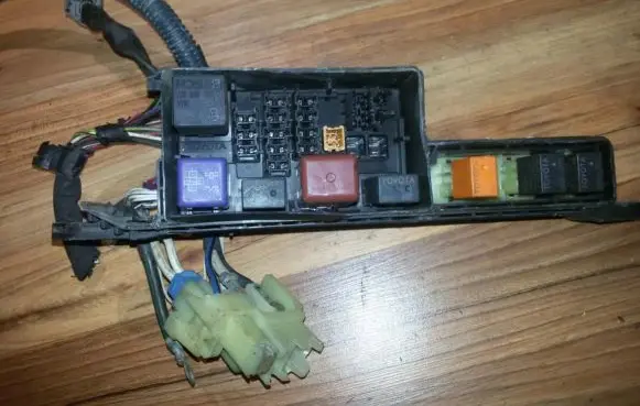 Toyota Avensis T220 Fuse box set