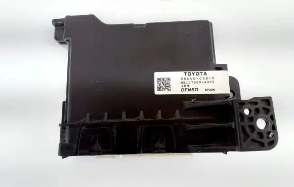 Toyota Auris E180 Climate control unit 8865002E10