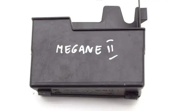 Renault Megane II Fuse box cover 8200356348
