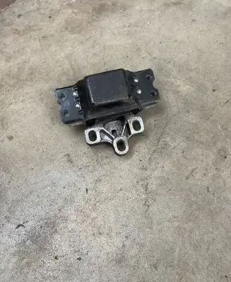 Volkswagen PASSAT B6 Engine mount bracket 3C0199555