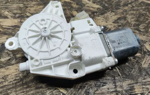Mercedes-Benz C AMG W204 Front door window regulator motor A2048200142