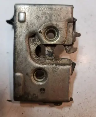 Volkswagen PASSAT B3 Rear door lock 357839015B