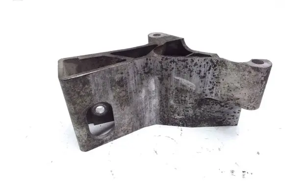 Volvo XC90 Engine mounting bracket 8684381