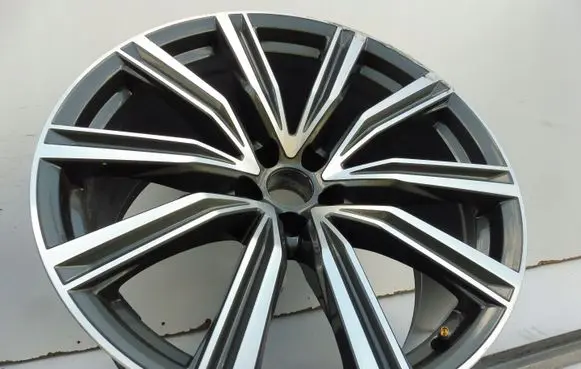 Audi Q8 R21 alloy rim 4M8601025G