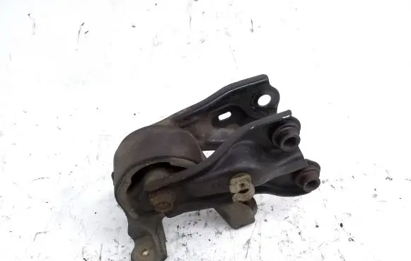 Honda CR-V Engine mount bracket