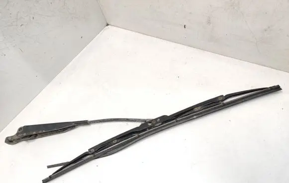 Rear wiper blade arm