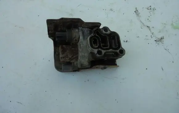 Honda CR-V Oil filter mounting bracket 