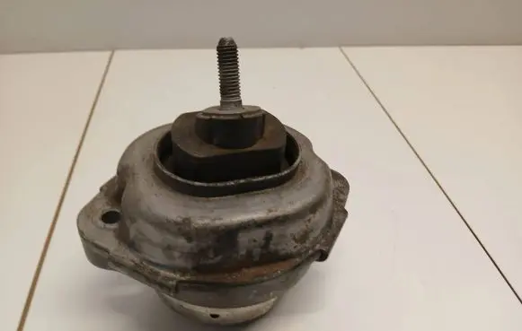 BMW X5 E53 Engine mount bracket 6758444