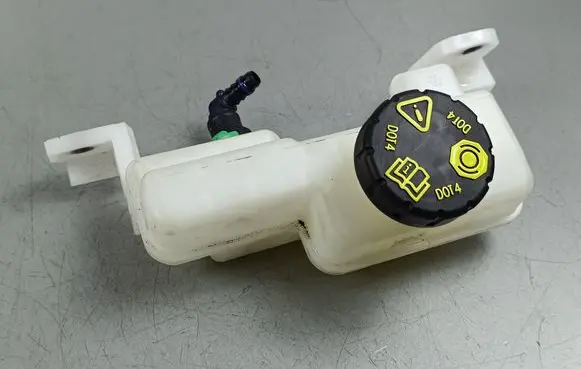 Brake fluid reservoir