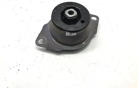 Engine mount vacuum valve
