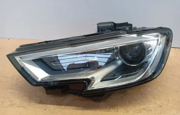 Audi A3 S3 8V Headlight/headlamp 8V094100E