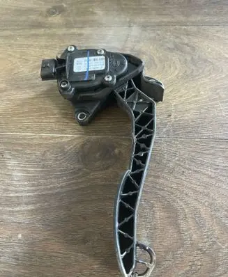 Accelerator throttle pedal