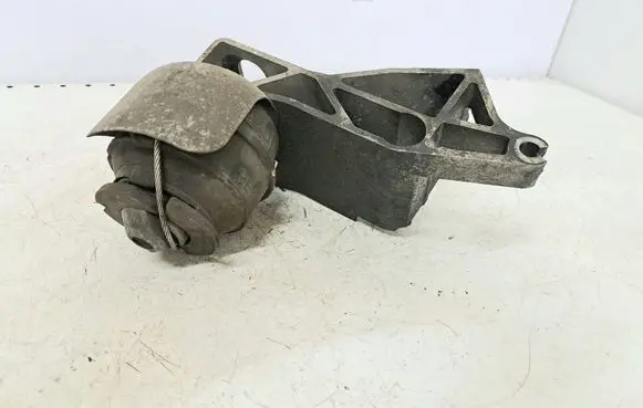 Engine mount bracket