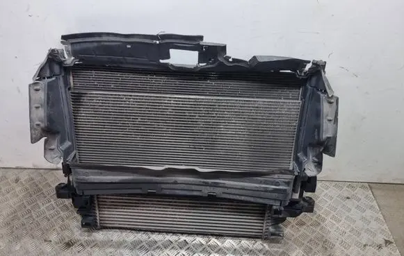 Opel Vivaro Radiator set 921008178R 93868376