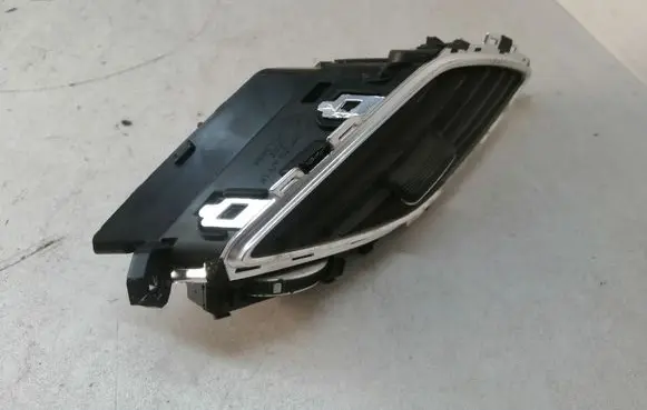 Hyundai i40 Dash center air vent grill U09D02