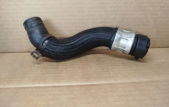 Engine coolant pipe/hose