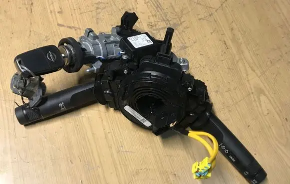 Opel Astra J Ignition lock 25947775