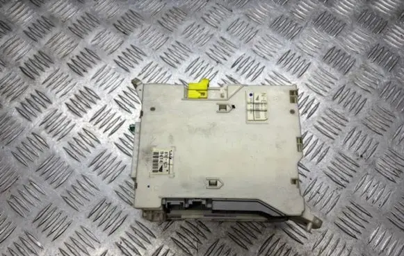 Lexus IS 220D-250-350 Fuse module 8273053020 6A200696 9519
