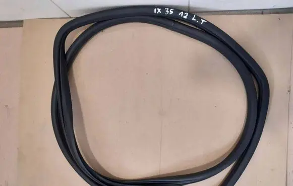 Hyundai ix35 Rear door rubber seal (on body) 