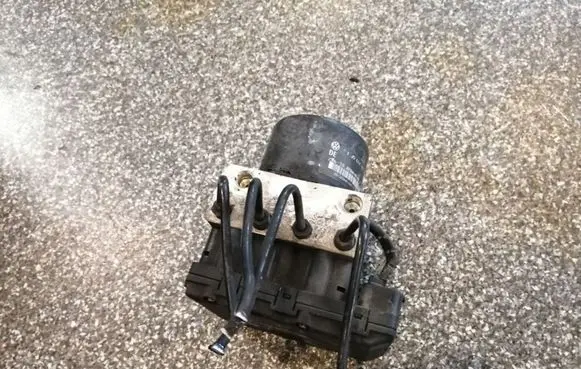 Volkswagen Golf IV ABS Pump 1J0907379G 1J0614117C
