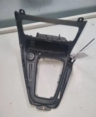 Ford Focus Radio/GPS head unit trim F1EBA044C82AGW