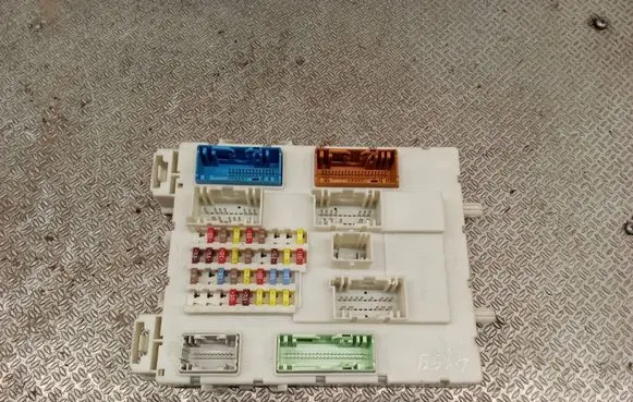 Ford Focus Fuse module DV6T14A073DK