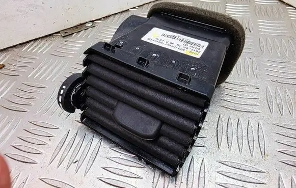 Volvo V40 Dash center air vent grill 313702 7370300 30780845