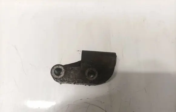 Engine mounting bracket