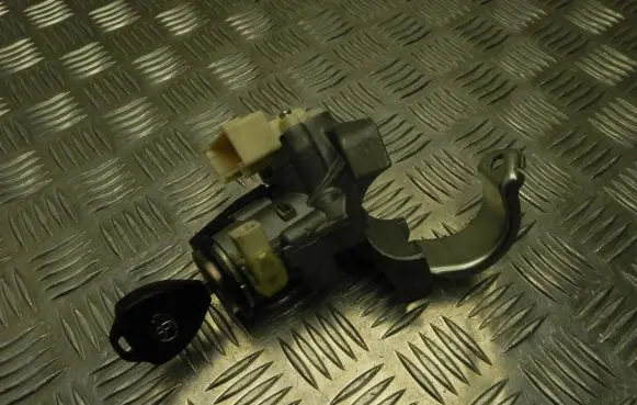 Toyota Avensis T270 Ignition lock 450200203 M2693
