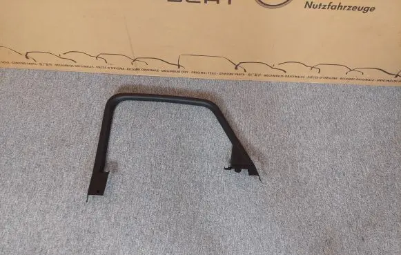 Audi Q3 8U Rear door window/glass frame 8U0867672